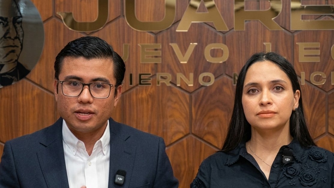 Félix Arratia solicitó licencia de la alcaldía de Juárez y en su lugar quedó su esposa.