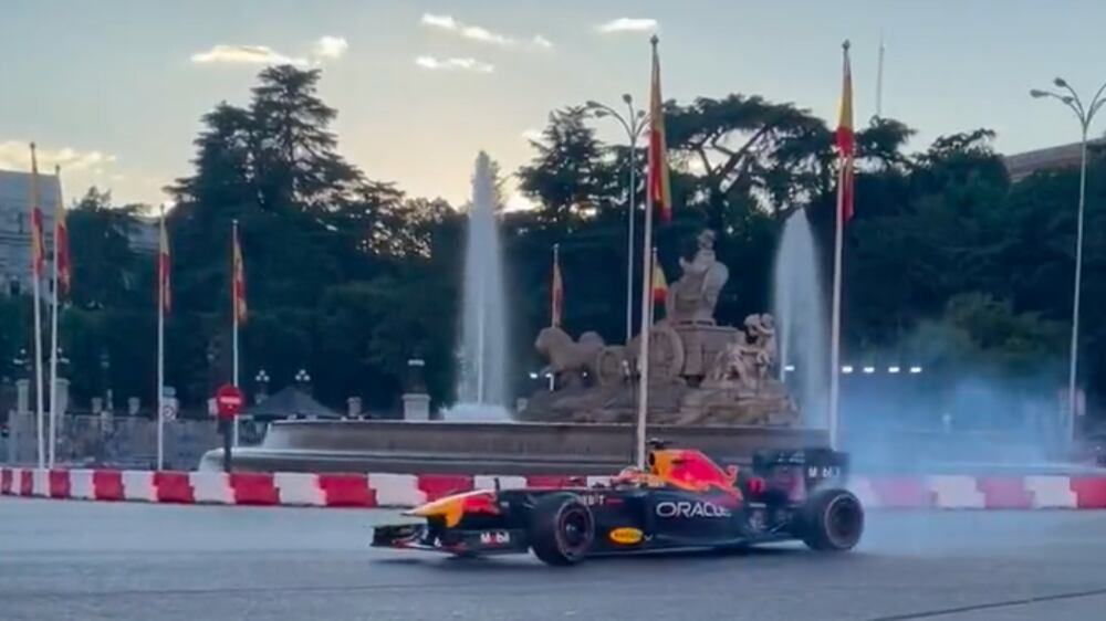 Checo Pérez a bordo del RB7 en el Red Bull Showrun Madrid 2023.
