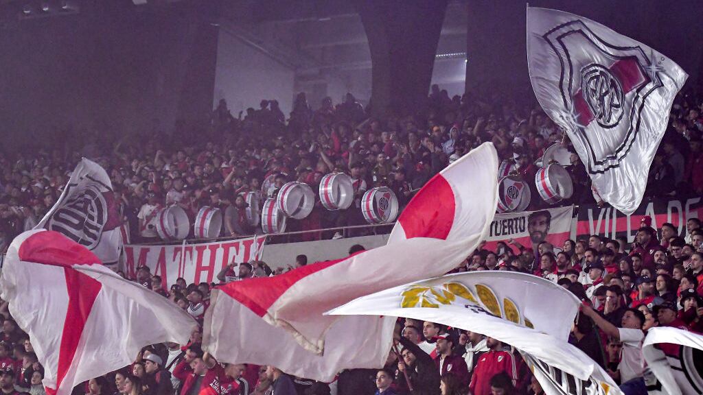 Un aficionado cayó desde la tribuna superior del Estadio Monumental.