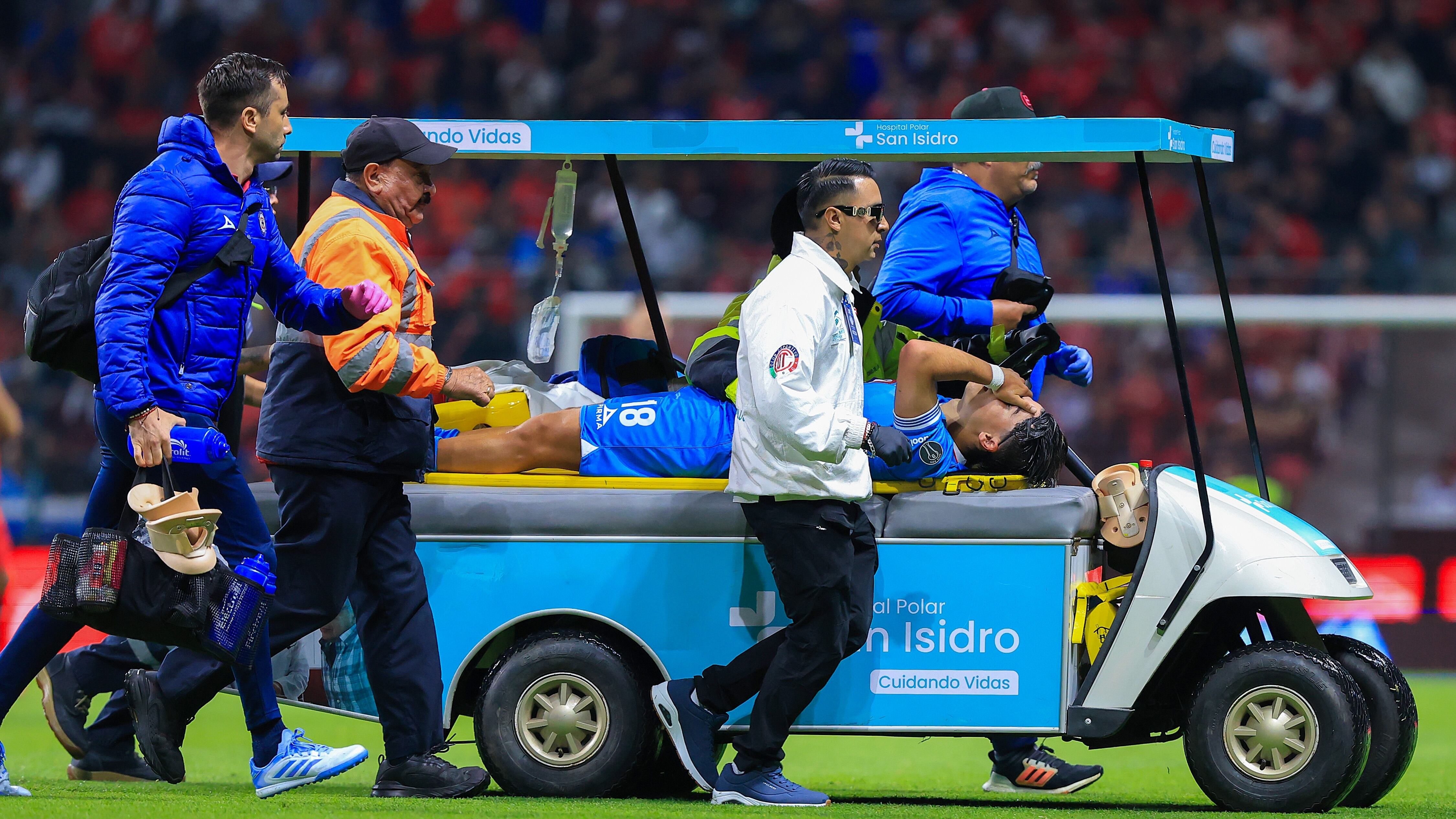 Luka Romero abandonó el juego contra Toluca en camilla.