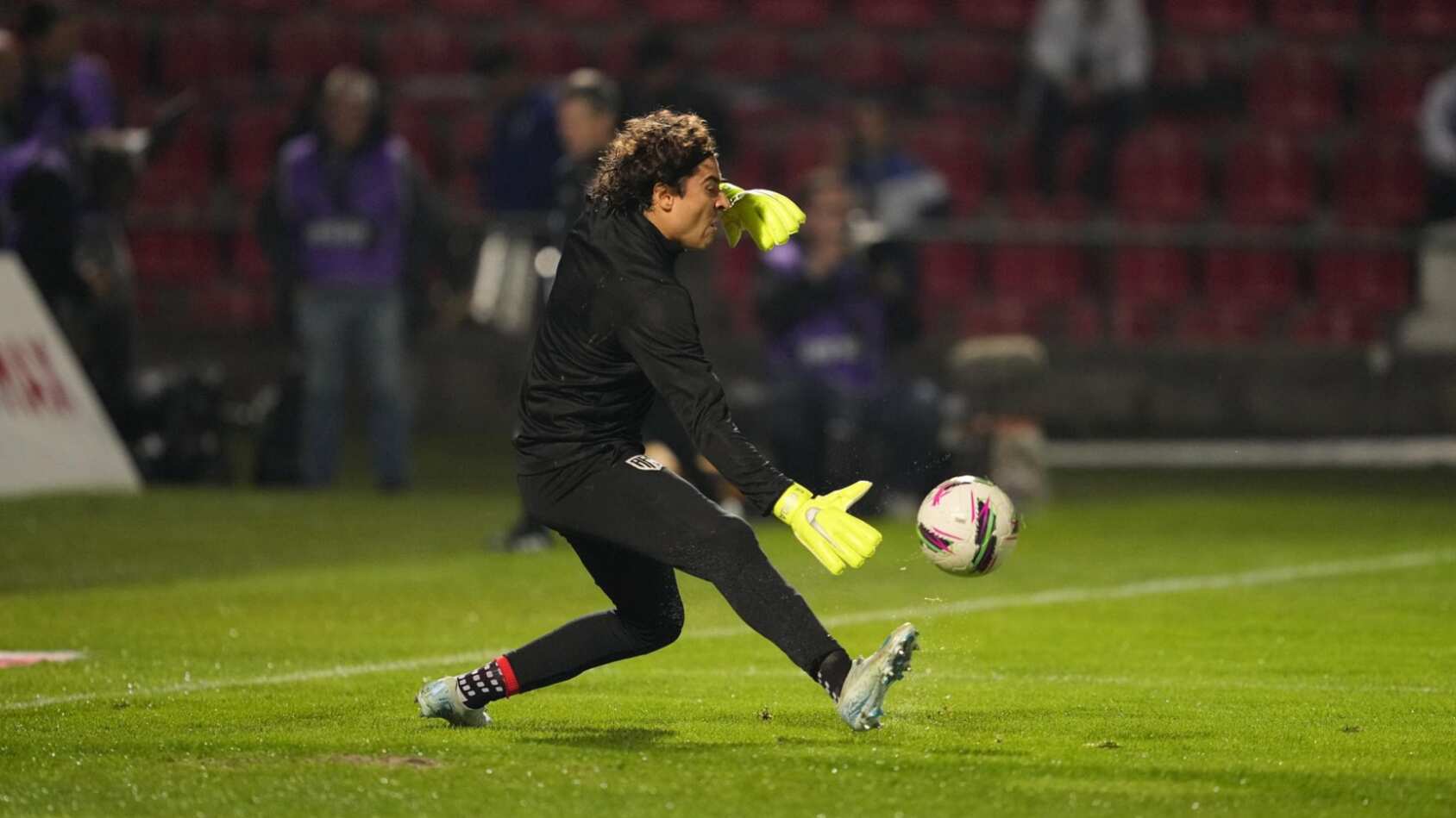 Guillermo Ochoa fue el villano en la derrota del AVS.