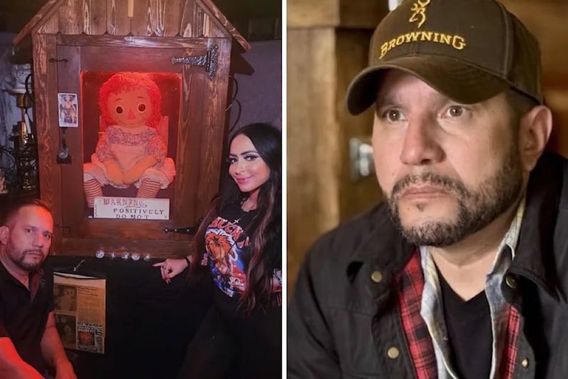 Dan Rivera junto a la muñeca Annabelle