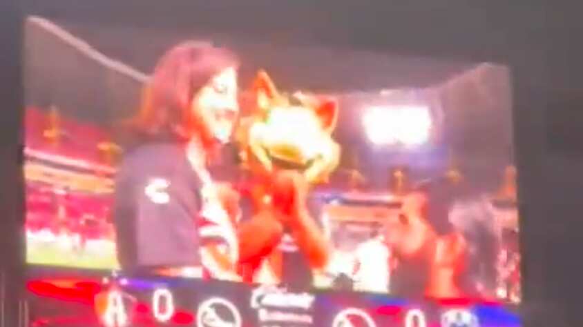 Aficionado del Atlas propuso matrimonio a su pareja.