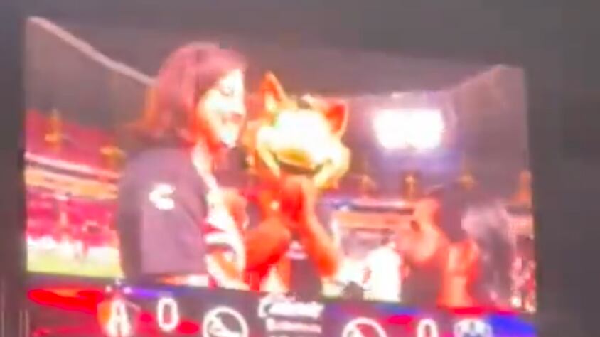 Aficionado del Atlas propuso matrimonio a su pareja.