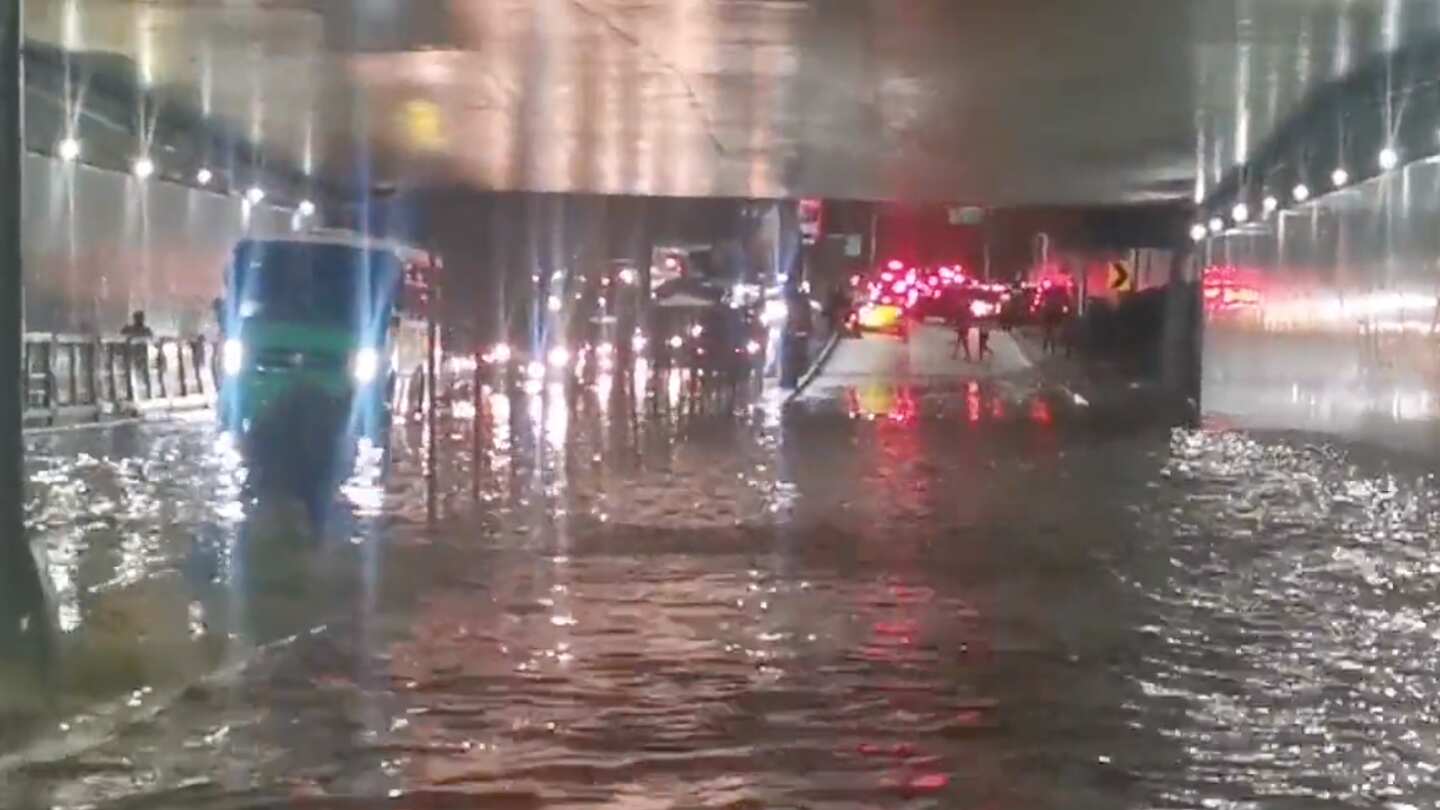 Lluvia provoca inundaciones y accidentes en Metro y Metrobús; activan alerta roja en CDMX