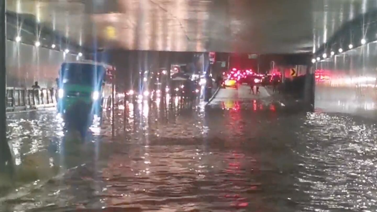 Lluvia provoca inundaciones y accidentes en Metro y Metrobús; activan alerta roja en CDMX