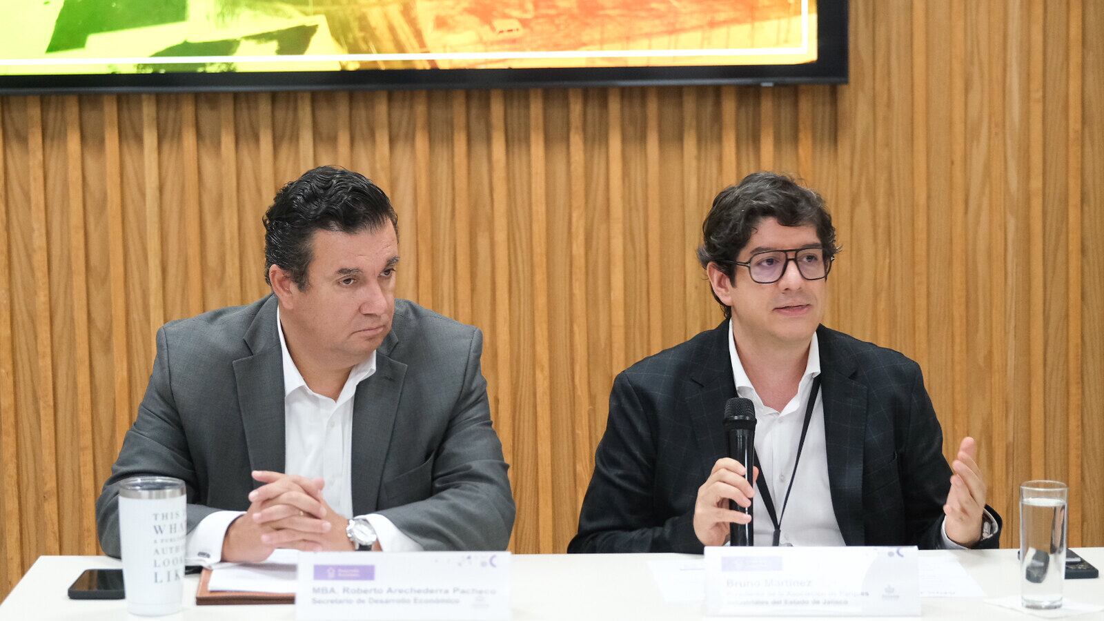 Roberto Arechederra (izq) titular de la SEDECO, informó que Jalisco triplicó su infraestructura industrial, esto en compañía de Bruno Martínez (der), presidente de la APIEJ. Foto: Cortesía