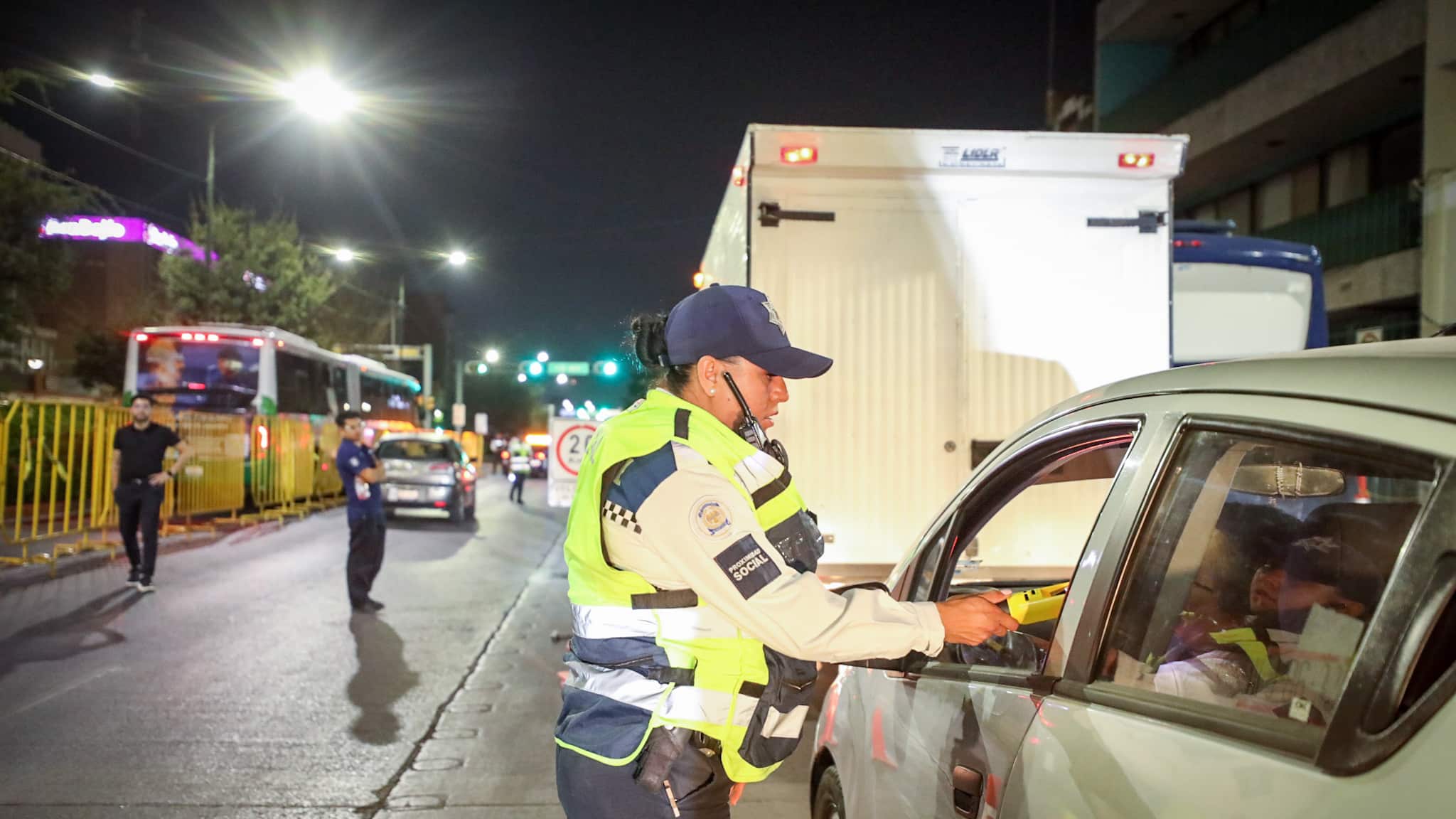 Elementos de Policía Vial colocan un filtro de alcoholímetro en León durante el operativo “Salvando Vidas”; se han reportado 99 arrestos por conducir bajo el influjo del alcohol.