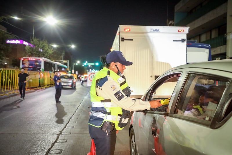 Elementos de Policía Vial colocan un filtro de alcoholímetro en León durante el operativo “Salvando Vidas”; se han reportado 99 arrestos por conducir bajo el influjo del alcohol.