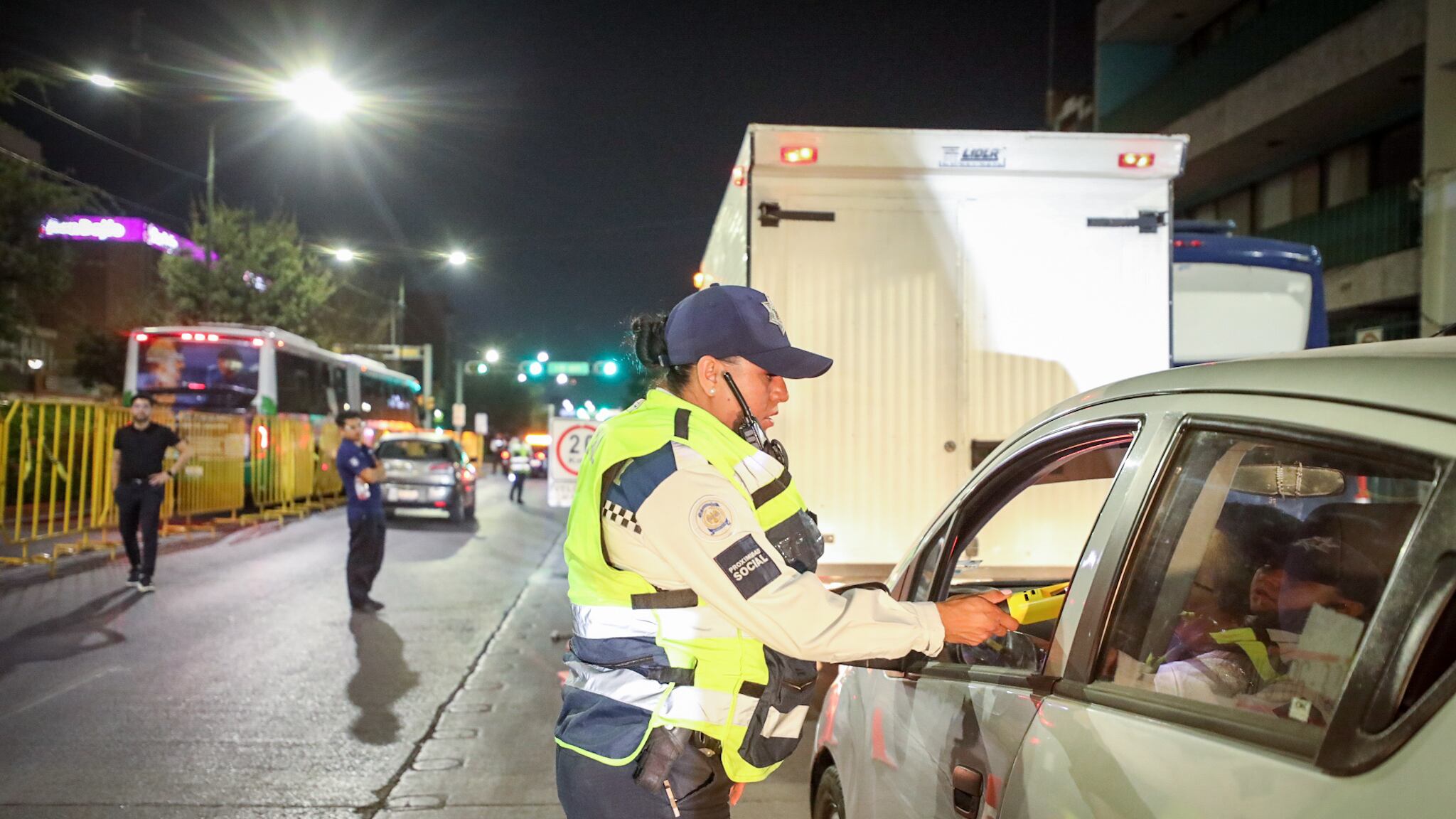 Elementos de Policía Vial colocan un filtro de alcoholímetro en León durante el operativo “Salvando Vidas”; se han reportado 99 arrestos por conducir bajo el influjo del alcohol.