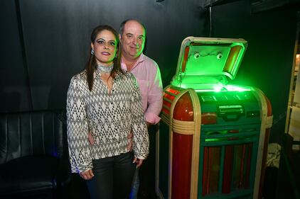 La espera terminó, ‘Neón Discoteque’ abrió sus puertas para transportar al público a una experiencia retro llena de nostalgia, en compañía de música de la década de los 70’s, 80’s y 90’s.