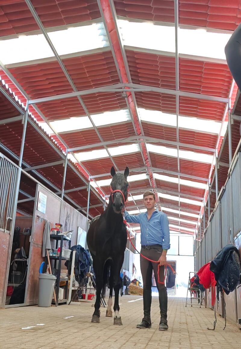 El heredero de una de las dinastías más importantes del rejoneo mundial, Guillermo Hermoso de Mendoza,  nos recibe en su rancho de San Miguel de Allende, donde entrena junto a sus caballos para su próxima corrida en la Monumental Plaza México