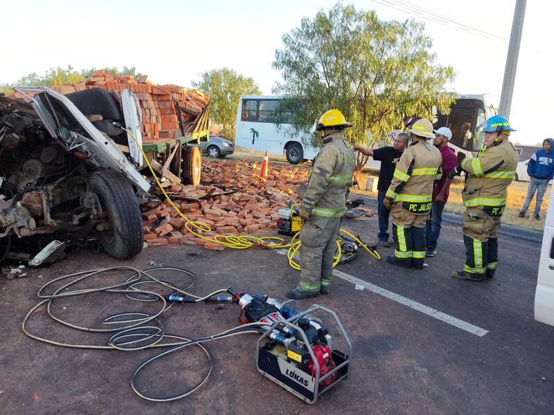 Parte de la carga del torton quedó desperdigada sobre la carretera, complicando aún más la reapertura de la vía.