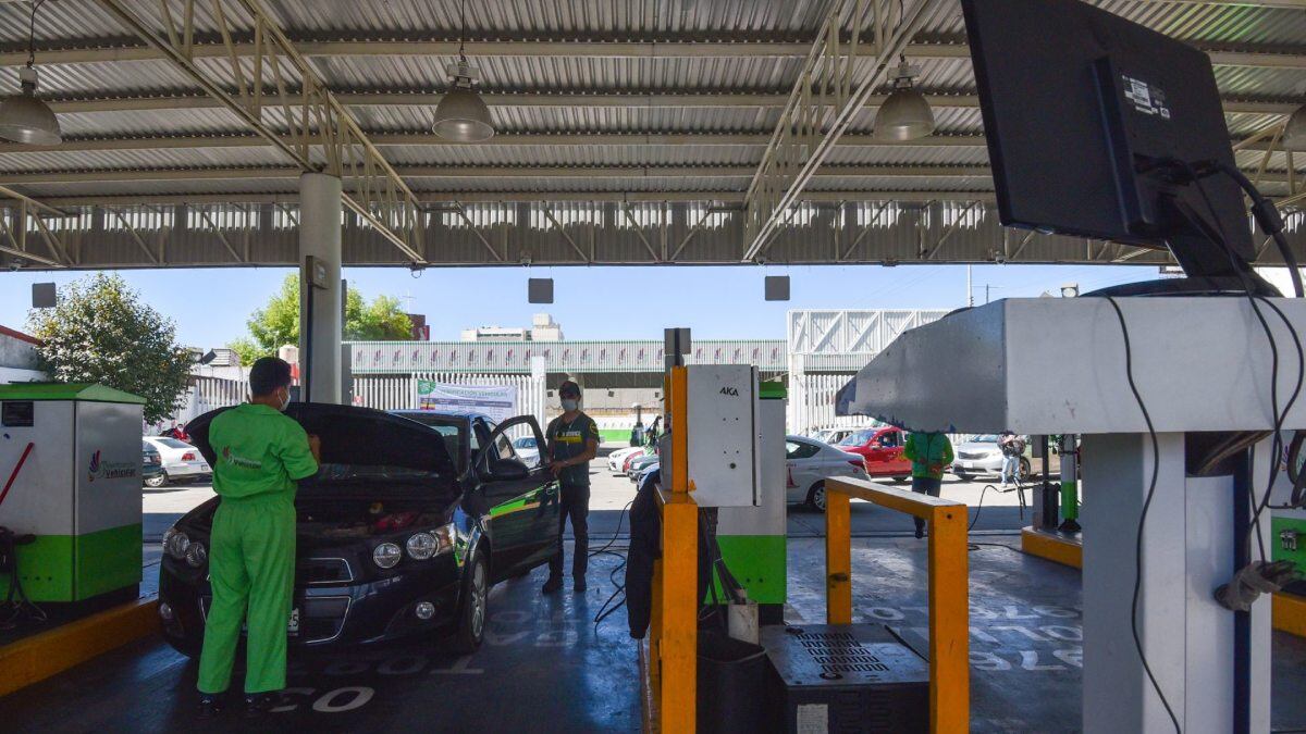 Conductores expresaron su descontento por la falta de calcomanías de holograma 0 y doble 0 en diversos verificentros mexiquenses.