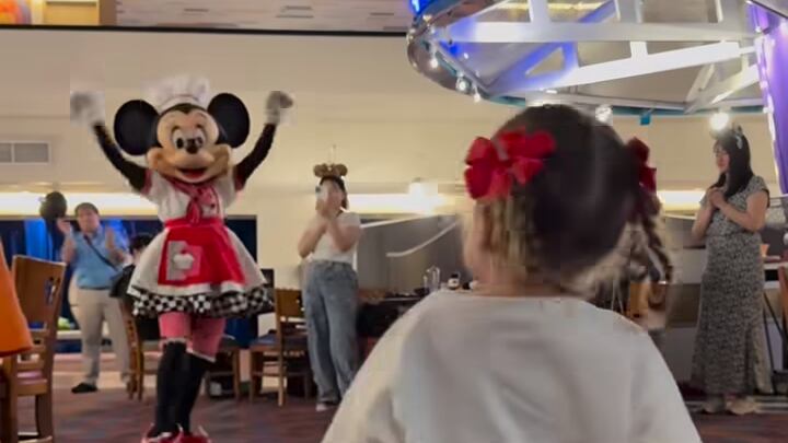 Mariel estaba muy animada bailando con Minnie Mouse.