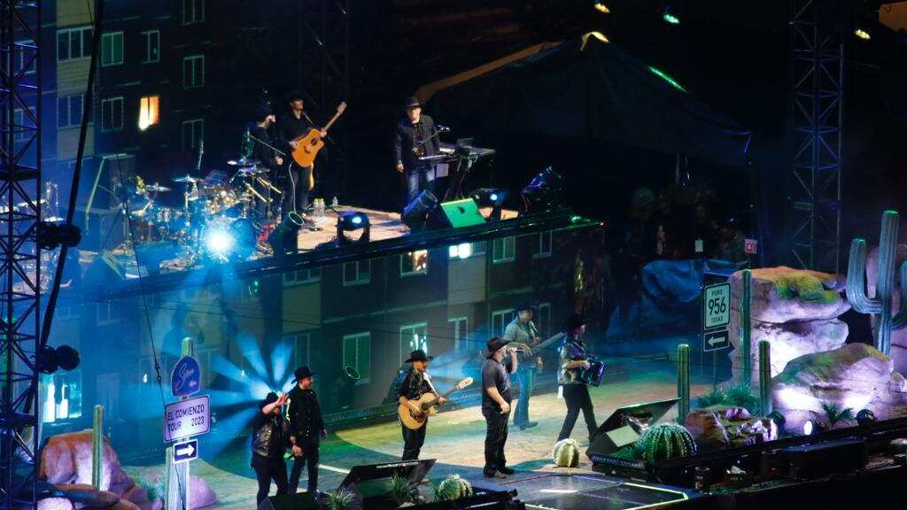 Grupo Frontera desde el Zócalo capitalino.