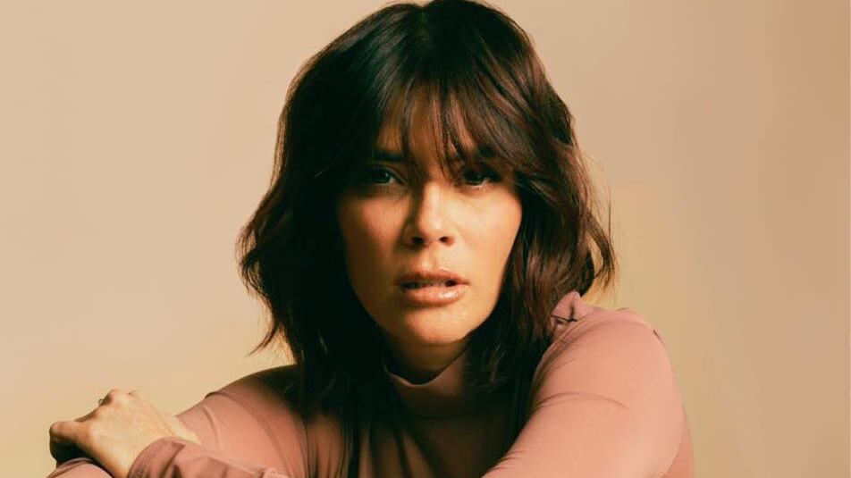 Regresa a cantarle al desamor y prepara gran gira en México.