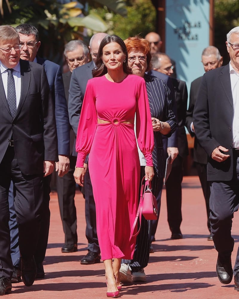 Con un Vestido Fucsia, la reina Letizia de España deja ver sus abdominales en el acto conmemorativo del ‘Día mundial de la Cruz Roja’.