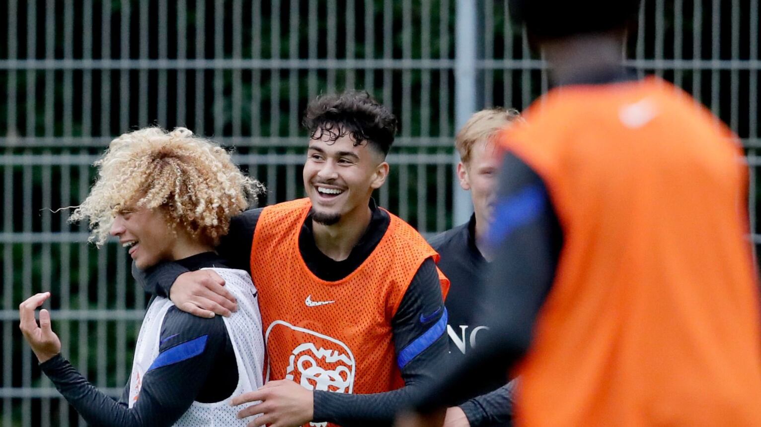 Futbolistas de los Países Bajos Sub 19 | @xavisimons