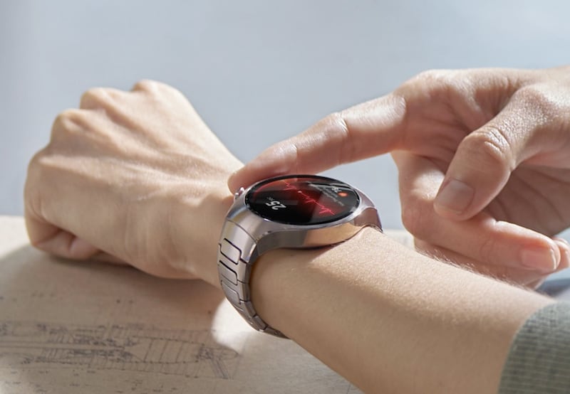 Bajo el concepto Fashion Next, Huawei presentó su nueva línea de dispositivos, entre ellos el Watch 5 con sensor X-TAP para monitorear 11 signos vitales en un minuto, los audífonos FreeBuds 6 con sonido Hi-Fi, y la MatePad Pro 2025 con pantalla PaperMatte. Una propuesta donde la innovación se une al diseño y al bienestar personal.