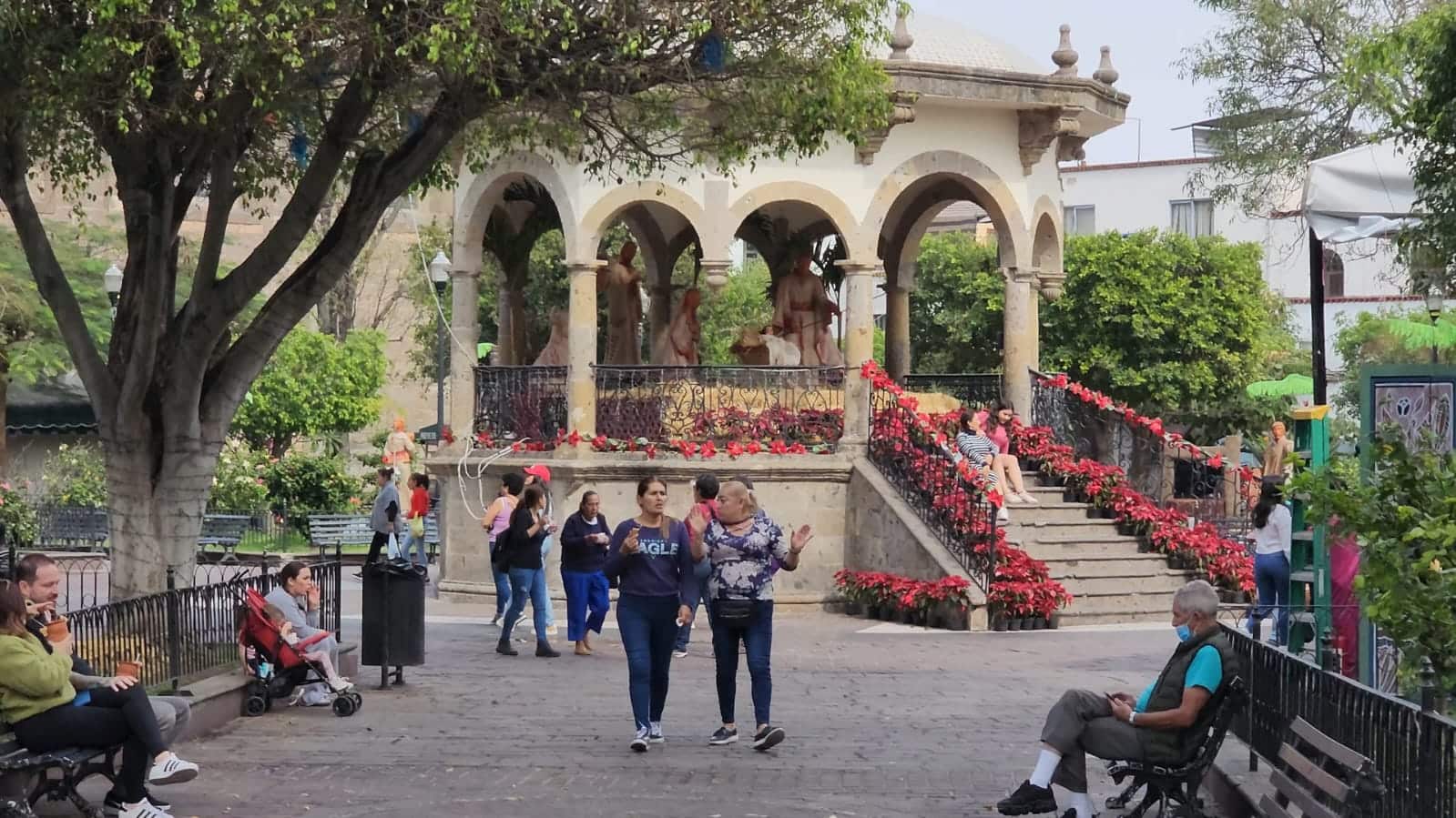 El Pueblo Mágico de Tlaquepaque cerró el 2024 con un registro de más de 1 millón 150 mil visitantes, quienes disfrutaron de su vibrante cultura, calles llenas de coloridas artesanías y una oferta gastronómica incomparable en lugares emblemáticos como el Andador Independencia y la calle Juárez.