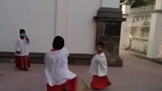 Estos lindos monaguillos se han robado toda la atención en Instagram al mostrar el peculiar video que le da la vuelta a las redes sociales.