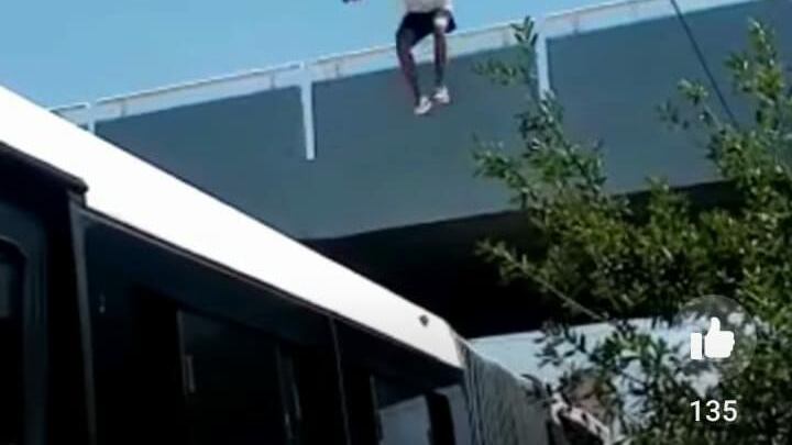 Se lanzó sobre transporte público para practicar “parkour” y ahora es buscado por daños.