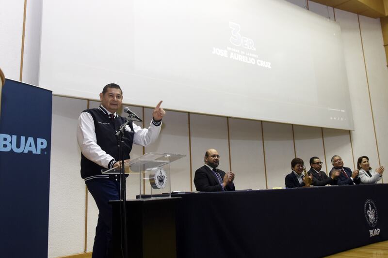 Entrega Facultad de Administración la Minerva al Mérito Académico a Alejandro Armenta