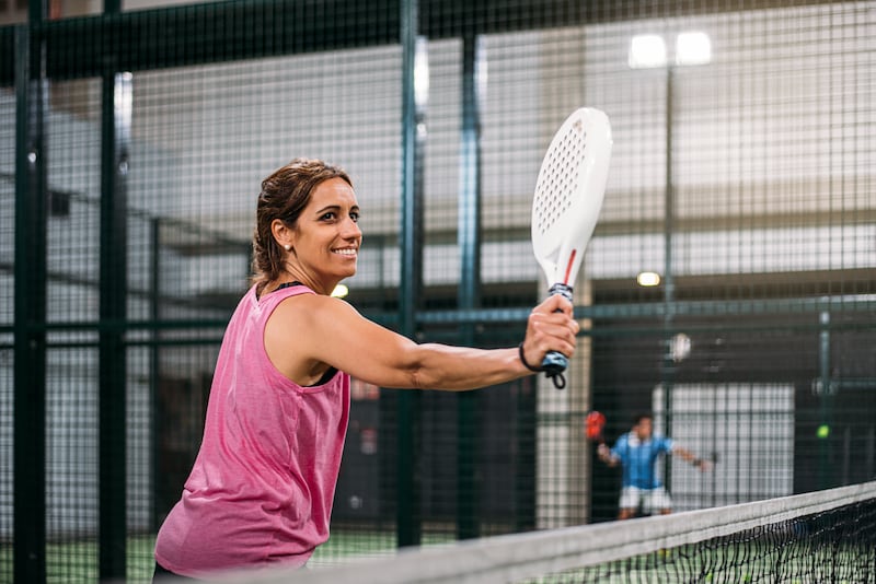 El pádel, un deporte que combina elementos del tenis y del squash, tiene sus raíces en México. Foto: Freepik.