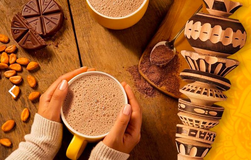 La colección de tazas de Chocolate Abuelita está ilustrada por la artista Mariana Pulido quien se inspiró en seis elementos característicos de México: colores, aromas, música, trabajo, familia y tradición.