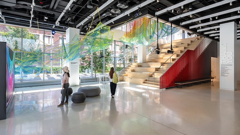 Una instalación suspendida monumental en el Museo MIT traduce complejos datos climáticos en una experiencia visual inmersiva. Foto: Anna Olivella.