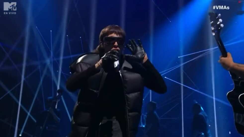 Peso Pluma canta Lady Gaga en los MTV VMAs
