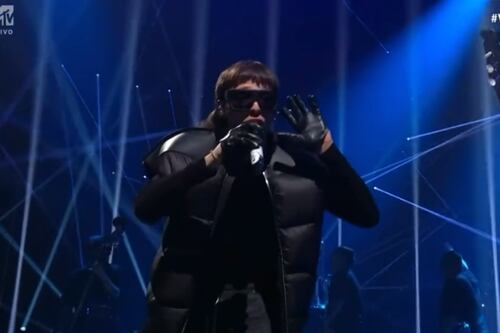 Video: Peso Pluma canta Lady Gaga en los MTV VMAs