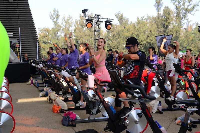Cinco razones para subirte a la bici: los beneficios del cycling indoor