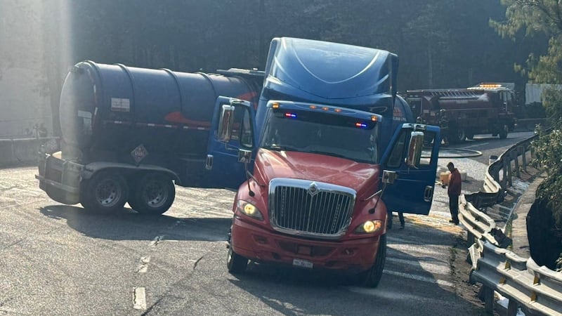 ¿Sigue el tráfico en la México-Toluca? Así fue la volcadura de pipa en plena carretera