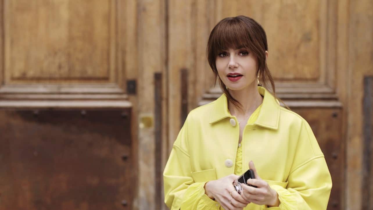 En 2009, la actriz Lily Collins entró a Hollywood por la puerta grande, de la mano de Sandra Bullock. Fue a partir de esta producción que su carrera comenzó su rápido ascenso, consiguiendo sus primeros roles protagónicos y nominaciones. Foto: Netflix.