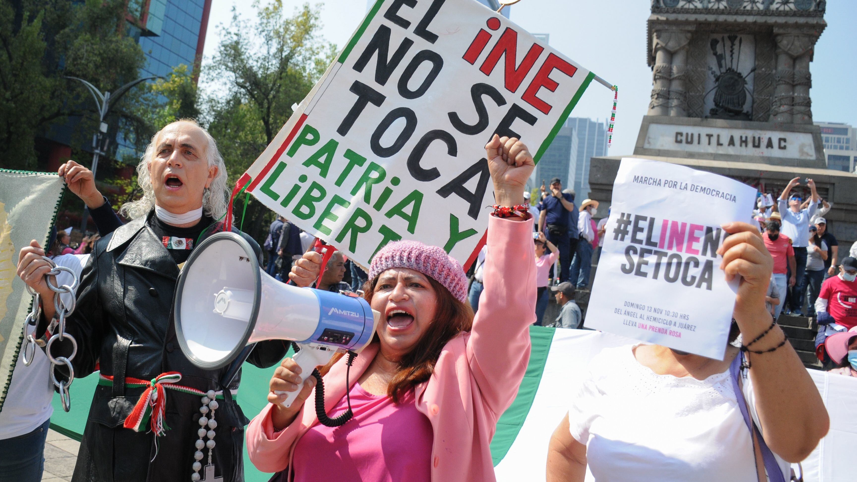 CIUDAD DE MÉXICO, 13NOVIEMBRE2022.- Miles de personas marcharon del Ángel de la Independencia rumbo al Monumento a la Revolución para manifestarse en contra de la Reforma Electoral. FOTO: DANIEL AUGUSTO /CUARTOSCURO.COM
