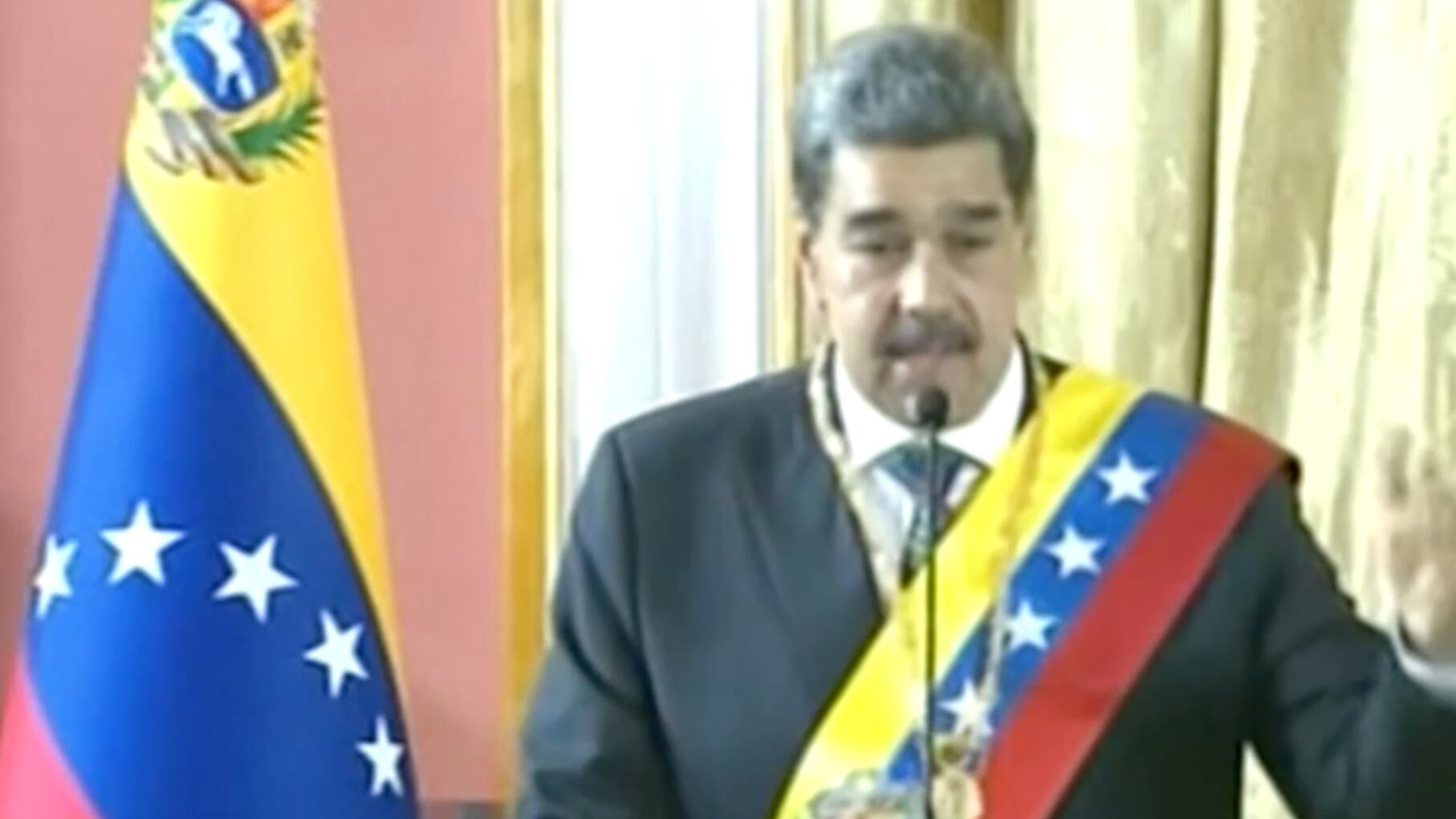 Nicolás Maduro vuelve a portar la banda presidencial de Venezuela