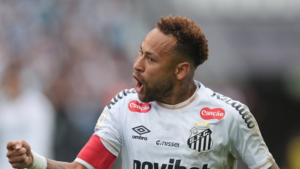 Neymar estalló contra el cuarto árbitro por terrible error.