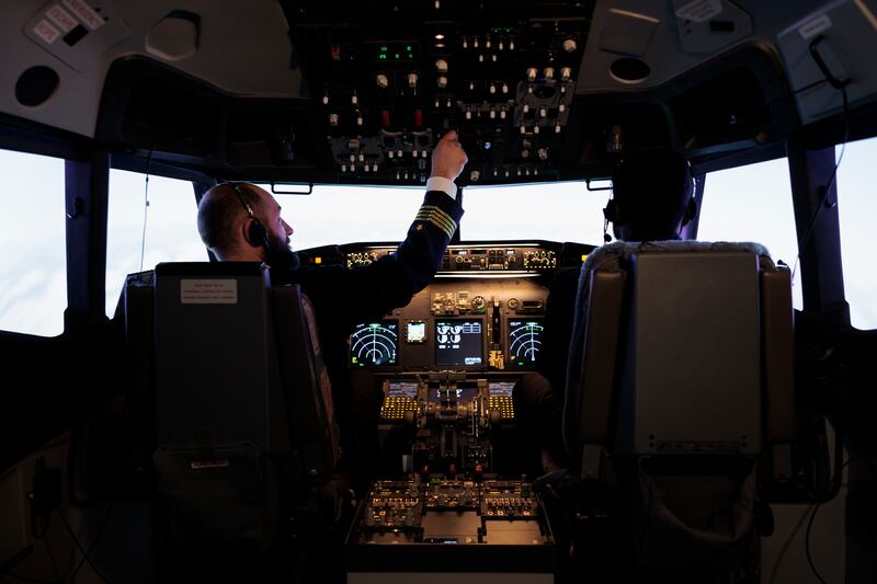 Los pilotos Arturo y Salvador Madrid, padre e hijo, nos abren las puertas de la cabina de Emirates Airlines y te dan las claves para alcanzar tu sueño de ser piloto