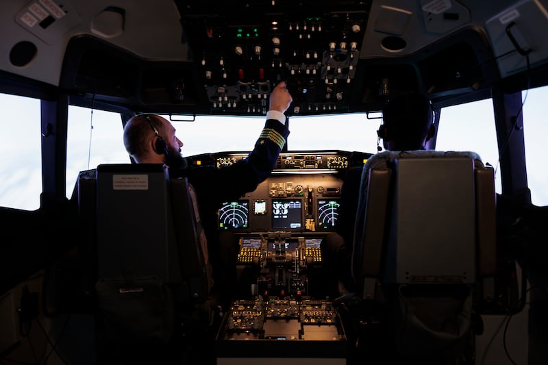 Los pilotos Arturo y Salvador Madrid, padre e hijo, nos abren las puertas de la cabina de Emirates Airlines y te dan las claves para alcanzar tu sueño de ser piloto