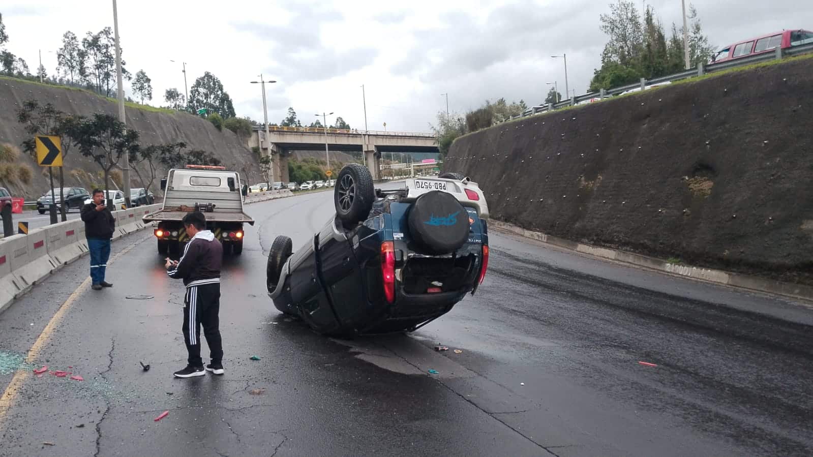 Un vehículo se volcó en la Ruta Viva; el accidente generó desvío vehicular hacia Quito