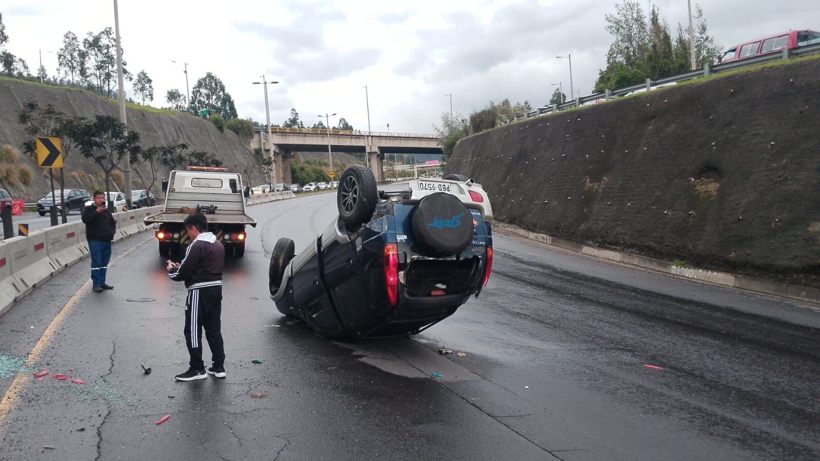Un vehículo se volcó en la Ruta Viva; el accidente generó desvío vehicular hacia Quito