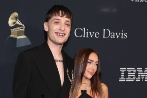 Peso Pluma recibe críticas tras cambiar su dentadura