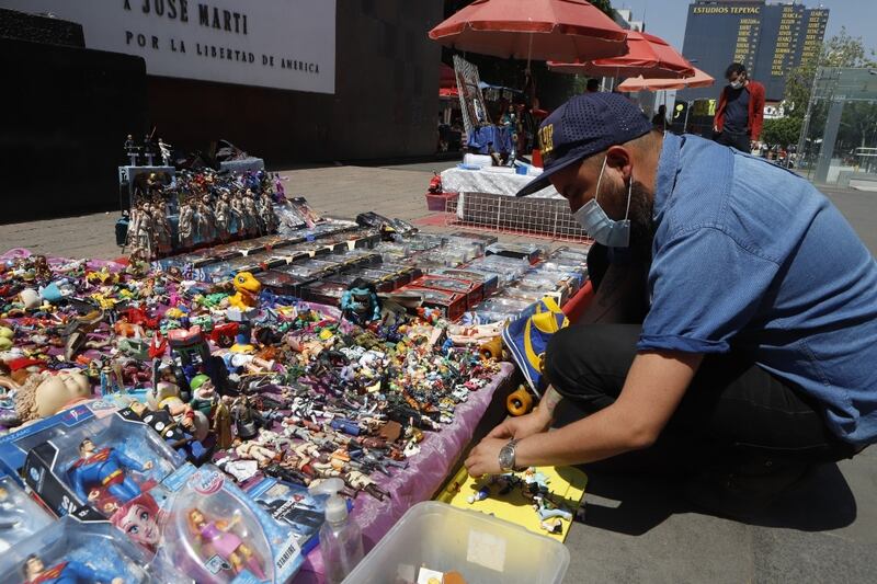 comprando juguetes