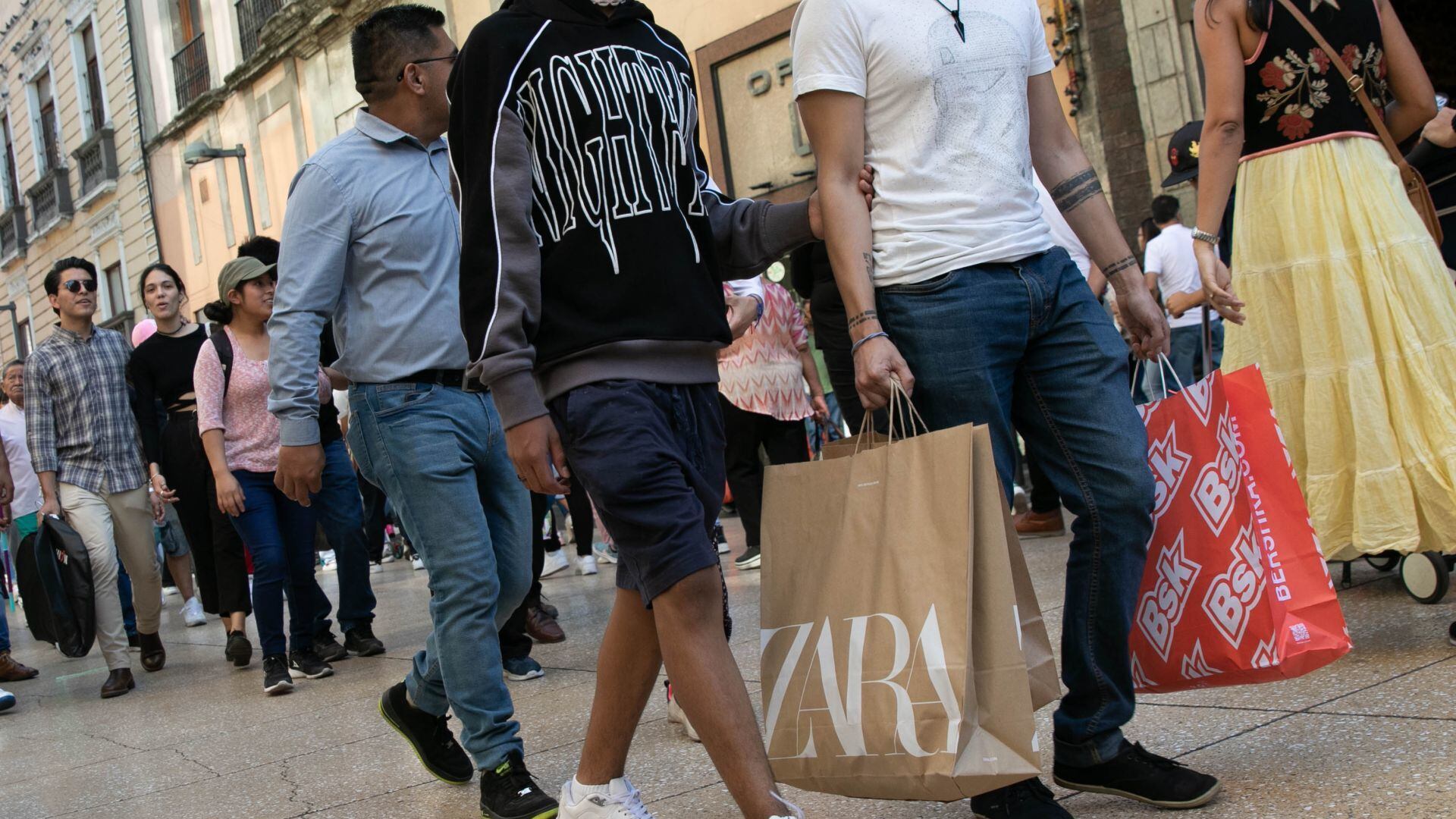 La gratificación suele usarse para las "compras de pánico" de la temporada. (Cuartoscuro)