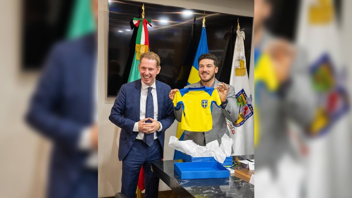 El intercambio de jerseys se efectuó durante un encuentro en la oficina del gobernador.