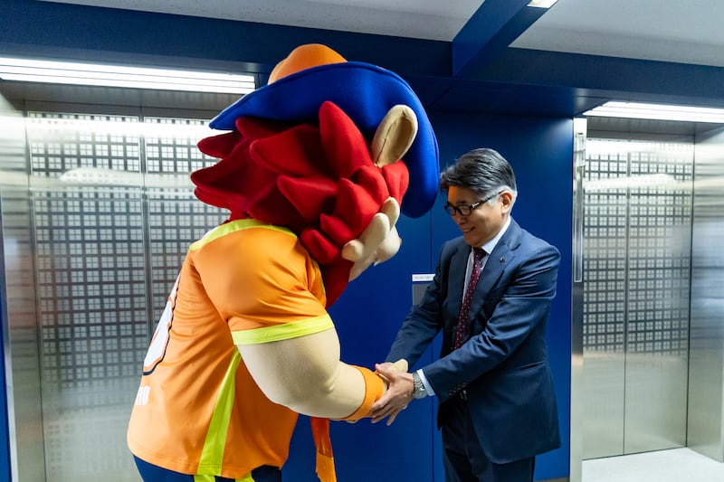 Yamamoto tuvo oportunidad de saludar a Leo, la mascota mundialista de Nuevo León.