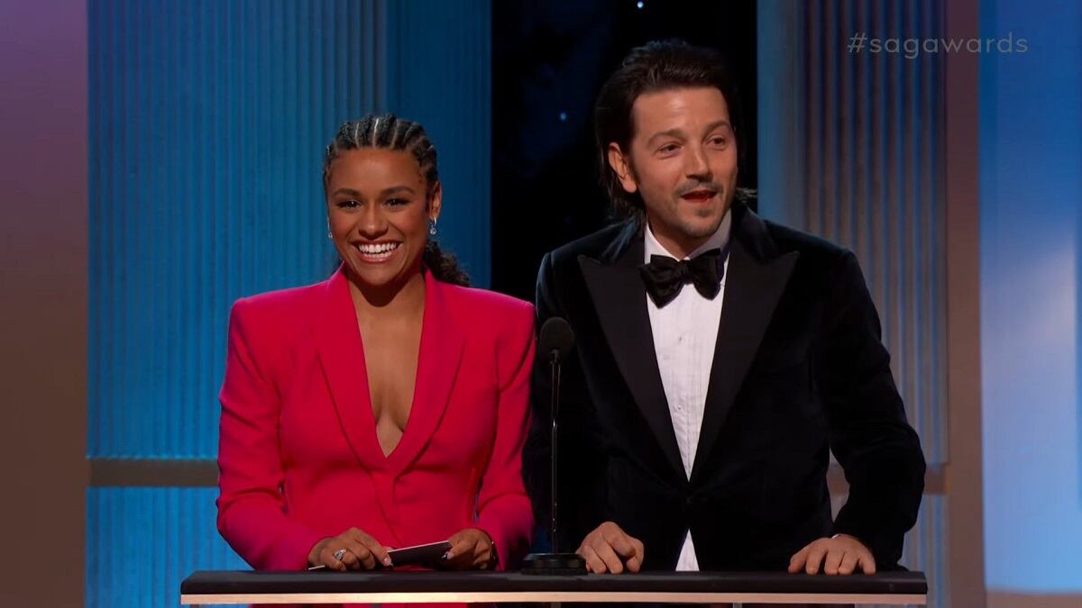 Ariana DeBose y Diego Luna