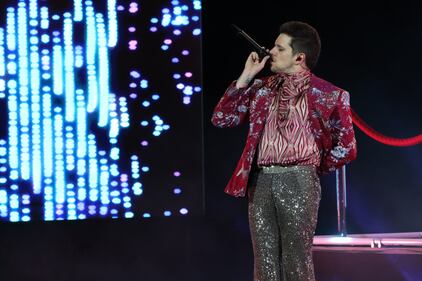 El cantante y compositor venezolano fue sorprendido con un disco Platino por su álbum EVA, Doble diamante y Triple Platino por su sencillo Ojos Marrones en el Teatro Metropólitan.